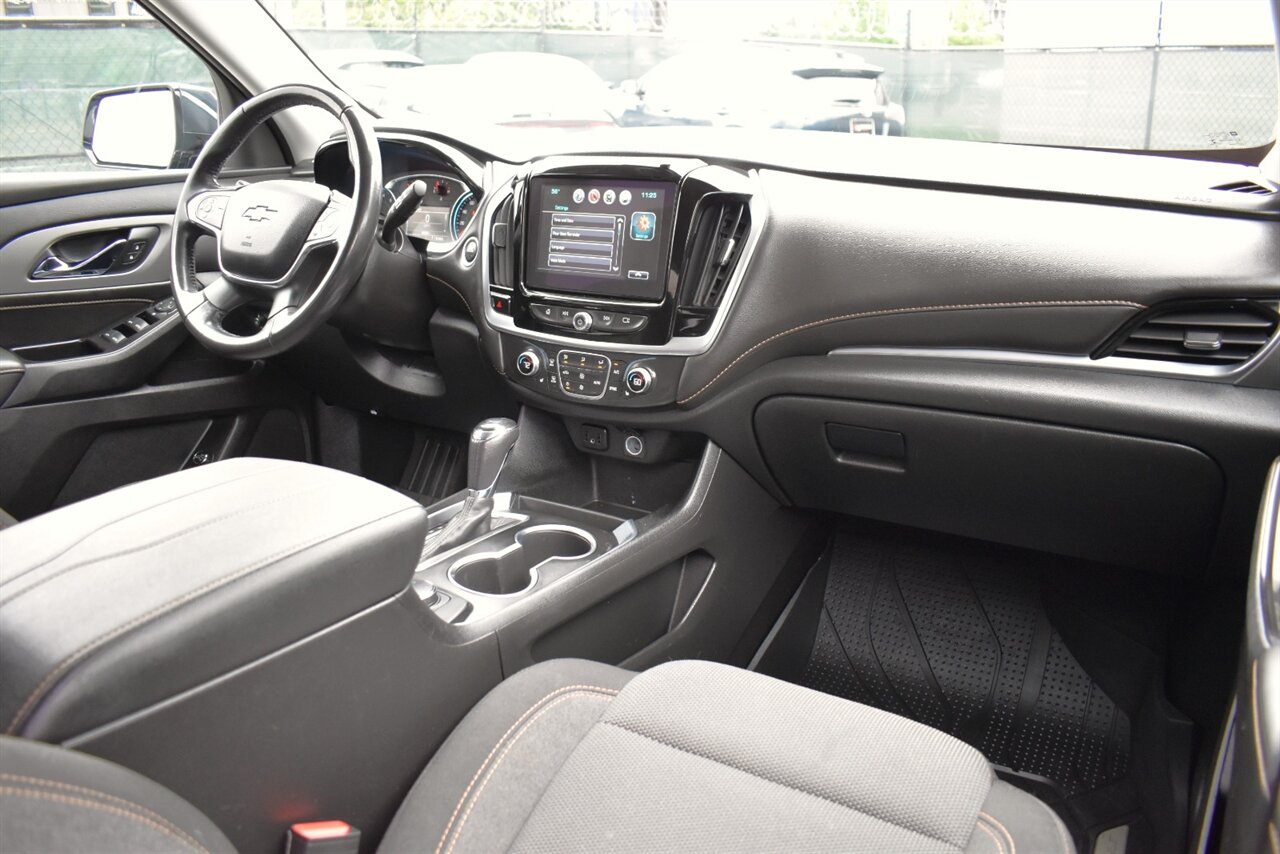 2019 Chevrolet Traverse LT Cloth 4x4 4dr SUV! 3rd Row Seating! Lane Assist! Park Assist! Back Up Camera! Selectable AWD Drive Modes! Heated Seats! Apple CarPlay & Android Auto! Touchscreen Infotainment! Bluetooth! - Photo 12 - Portland, OR 97266