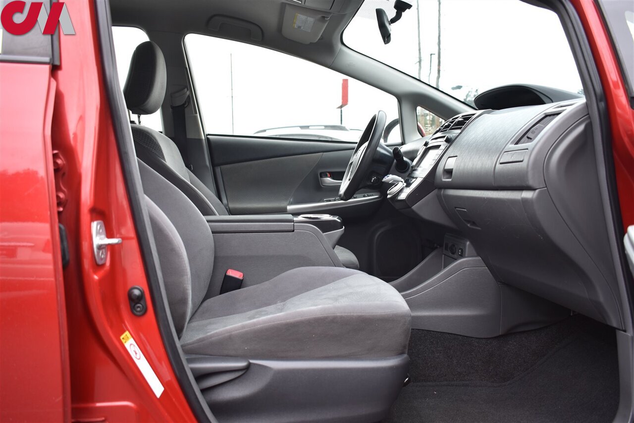 2013 Toyota Prius v Five photo 24