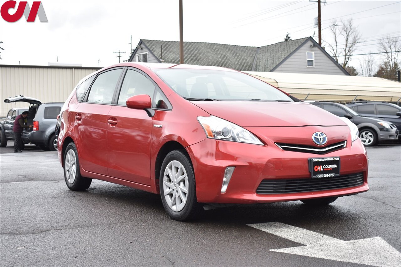 Toyota Prius v's photo