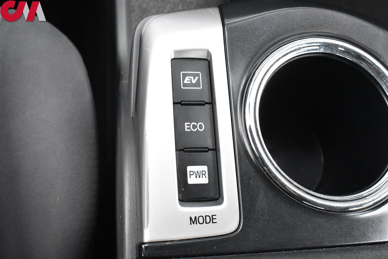 2013 Toyota Prius v Five photo 21