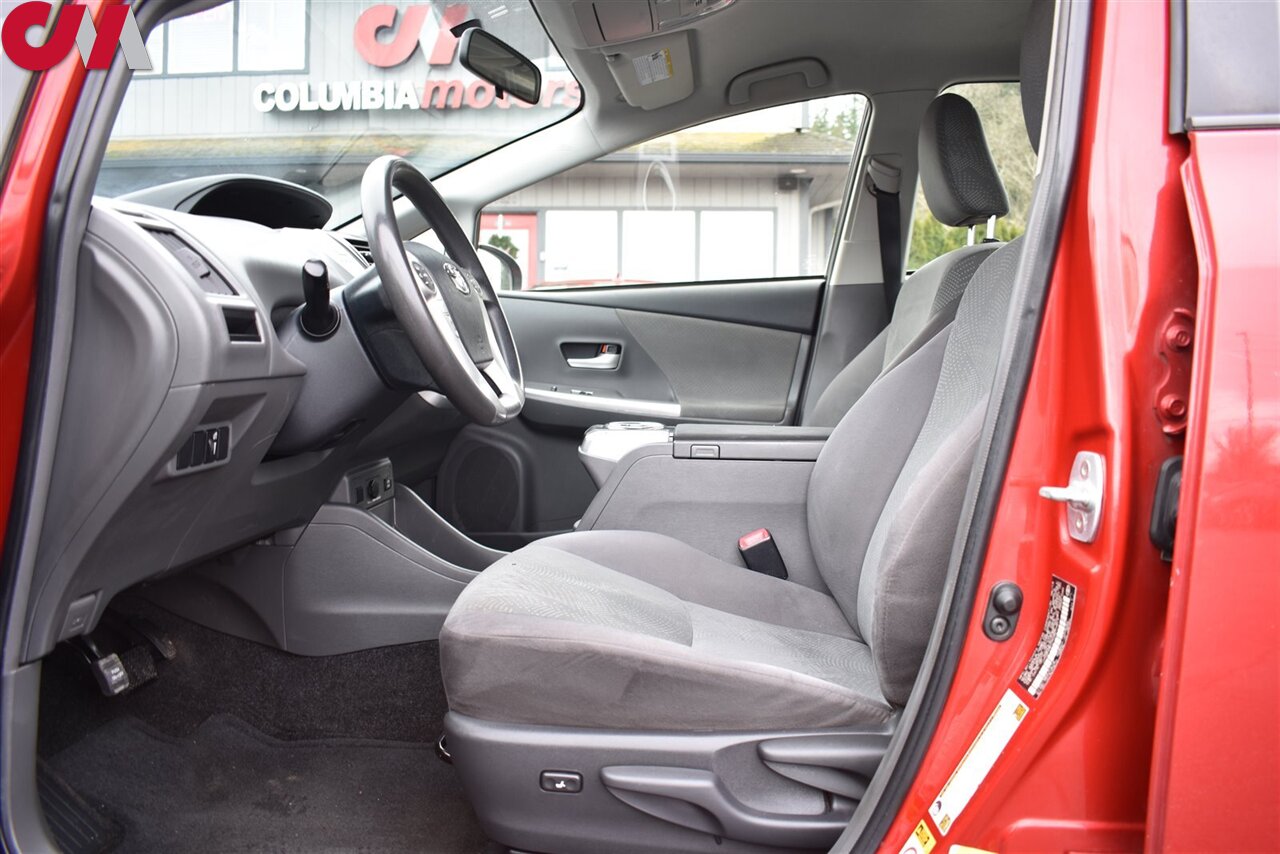 2013 Toyota Prius v Five photo 10