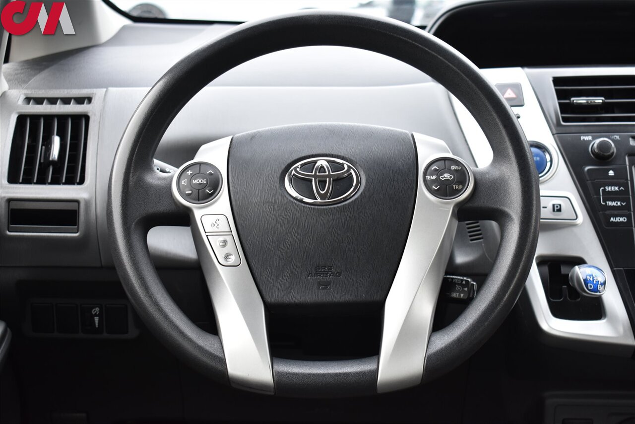 2013 Toyota Prius v Five photo 13