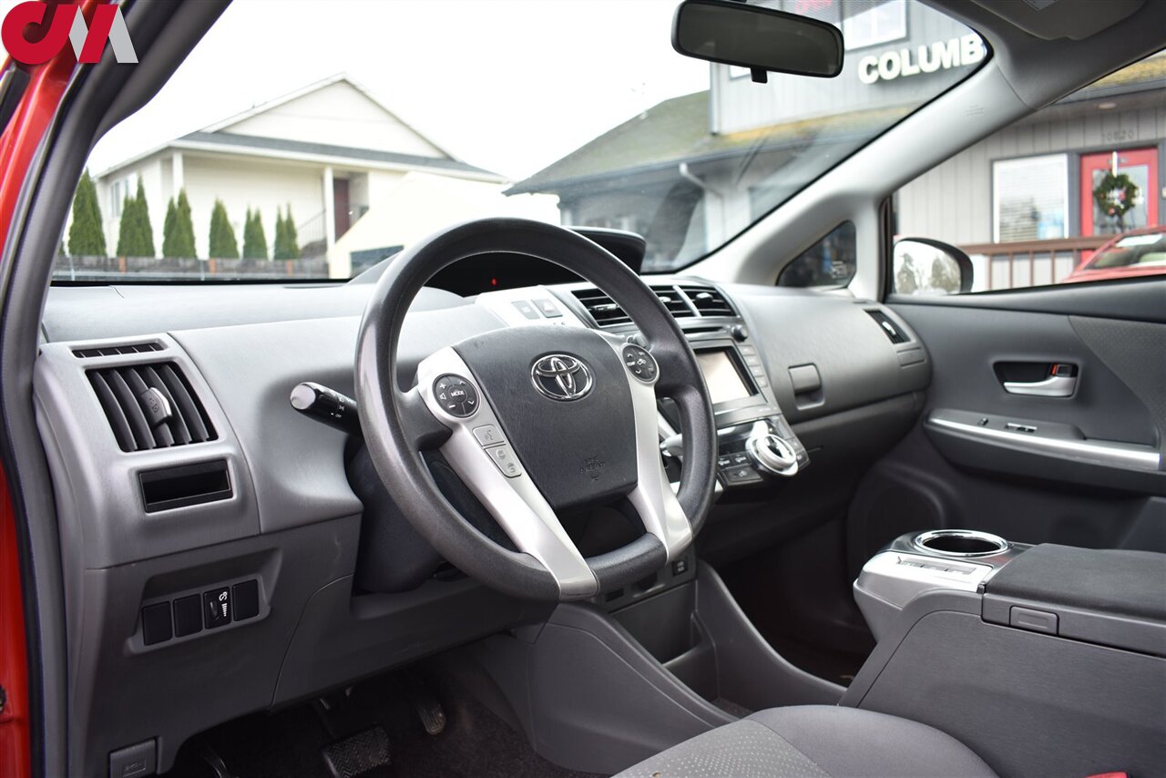 2013 Toyota Prius v Five photo 3