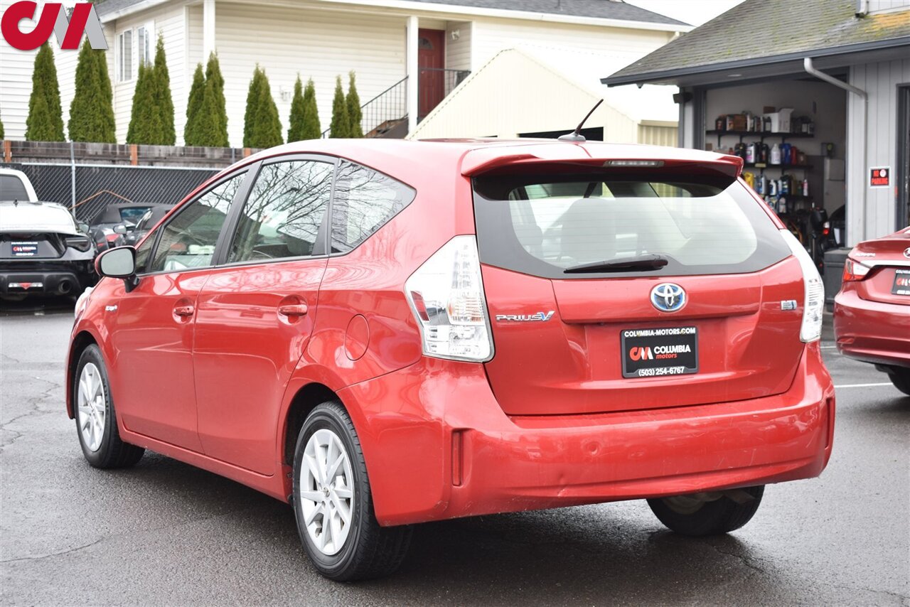 2013 Toyota Prius v Five photo 2