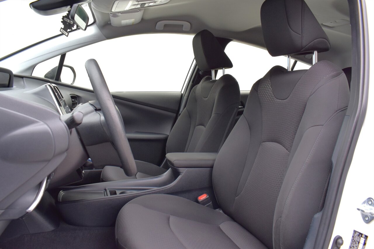 2022 Toyota Prius LE 4dr Hatchback! 54 City MPG! 50 Hwy MPG! Back Up Camera! Lane Assist! Blind Spot Monitor! Dynamic Radar Cruise Control! EV/ECO/PWR Modes! Apple CarPlay! Android Auto! - Photo 11 - Portland, OR 97266