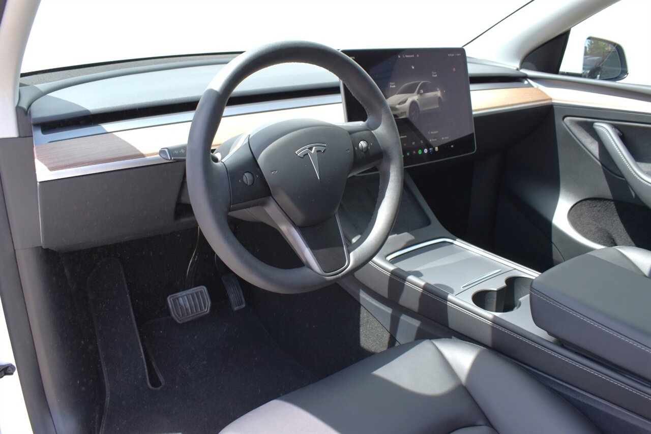 2025 Tesla Model Y Long Range AWD 4dr EV!**BY APPOINTMENT ONLY**Long Range! Dual Motor! Full Self-Driving Capability (Subscription)! Autopilot! Heated Front & Rear Seats! Heated Steering Wheel! Glass Roof! Navigation! - Photo 3 - Portland, OR 97266