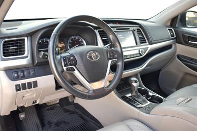 2018 Toyota Highlander XLE  AWD 4dr SUV**BY APPOINTMENT ONLY** 3rd Row Seats! Back Up Camera! Lane Assist! Blind Spot Monitor! Navigation! Bluetooth! Heated Leather Seats! Powered Liftgate! Sunroof! Center Locking Diff! - Photo 3 - Portland, OR 97266