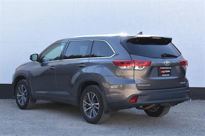 2018 Toyota Highlander XLE  AWD 4dr SUV**BY APPOINTMENT ONLY** 3rd Row Seats! Back Up Camera! Lane Assist! Blind Spot Monitor! Navigation! Bluetooth! Heated Leather Seats! Powered Liftgate! Sunroof! Center Locking Diff! - Photo 2 - Portland, OR 97266