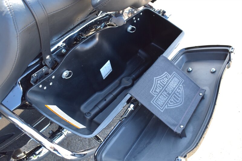 2012 Harley-Davidson Electra Glide Ultra Limited Twin Cam 103! Low Miles! 6-Speed! Cruise Control! Batwing Fairing! Hard Saddlebags! AM/FM Stereo! Touring Bike! - Photo 13 - Portland, OR 97266