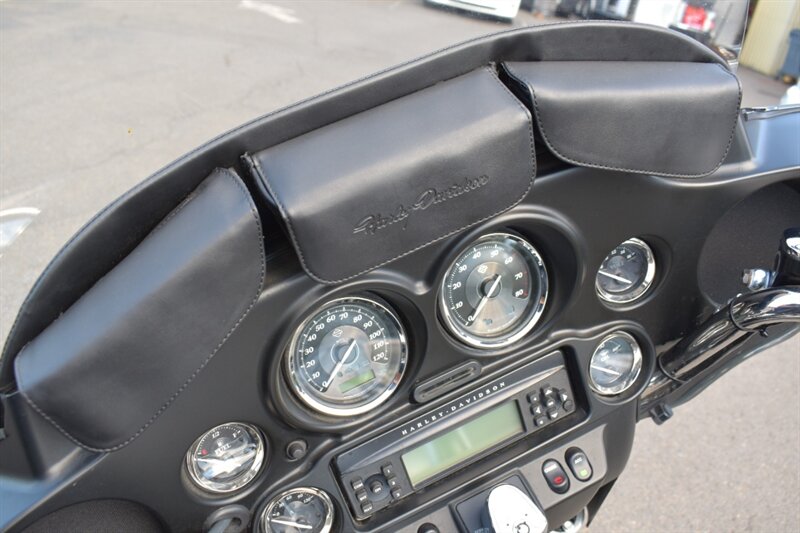 2012 Harley-Davidson Electra Glide Ultra Limited Twin Cam 103! Low Miles! 6-Speed! Cruise Control! Batwing Fairing! Hard Saddlebags! AM/FM Stereo! Touring Bike! - Photo 15 - Portland, OR 97266