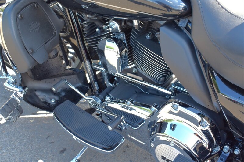 2012 Harley-Davidson Electra Glide Ultra Limited Twin Cam 103! Low Miles! 6-Speed! Cruise Control! Batwing Fairing! Hard Saddlebags! AM/FM Stereo! Touring Bike! - Photo 6 - Portland, OR 97266