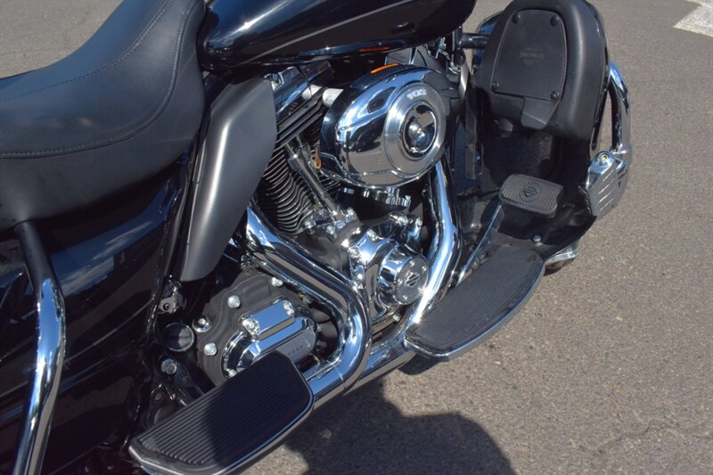 2012 Harley-Davidson Electra Glide Ultra Limited Twin Cam 103! Low Miles! 6-Speed! Cruise Control! Batwing Fairing! Hard Saddlebags! AM/FM Stereo! Touring Bike! - Photo 7 - Portland, OR 97266