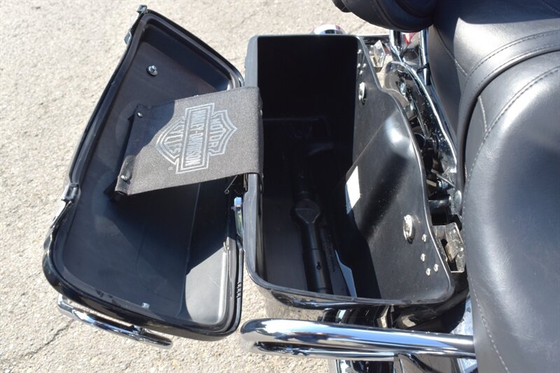 2012 Harley-Davidson Electra Glide Ultra Limited Twin Cam 103! Low Miles! 6-Speed! Cruise Control! Batwing Fairing! Hard Saddlebags! AM/FM Stereo! Touring Bike! - Photo 11 - Portland, OR 97266