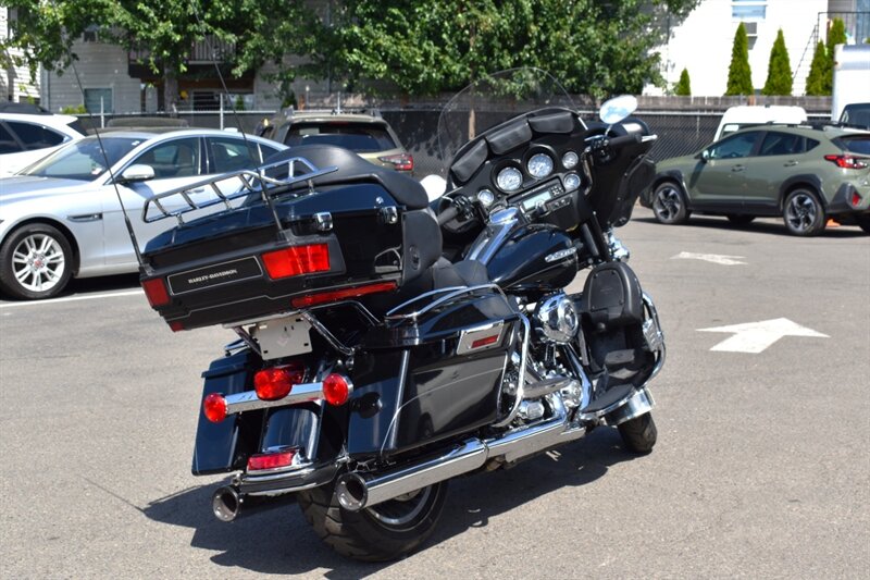 2012 Harley-Davidson Electra Glide Ultra Limited Twin Cam 103! Low Miles! 6-Speed! Cruise Control! Batwing Fairing! Hard Saddlebags! AM/FM Stereo! Touring Bike! - Photo 3 - Portland, OR 97266