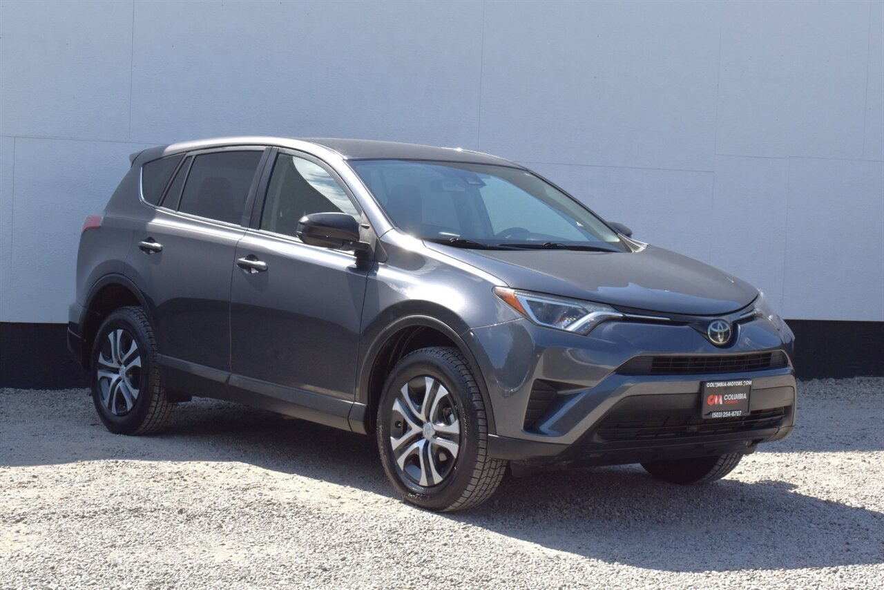 2018 Toyota RAV4 LE AWD's photo