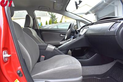 2014 Toyota Prius Two 4dr Hatchback! 51 CITY MPG! 48 HWY MPG! Bluetooth! EV/ECO/PWR Modes! All Weather Floor Mats! - Photo 22 - Portland, OR 97266
