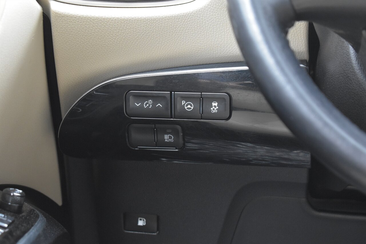 2019 Toyota Prius XLE 4dr Hatchback! 54 City MPG! 50 Hwy MPG! Back Up Camera! Blind Spot Monitor! Pre-Collision Sys w/Pedestrian Detection! Dynamic Radar Cruise Control! Heated Seats! Bluetooth! Sunroof! - Photo 18 - Portland, OR 97266