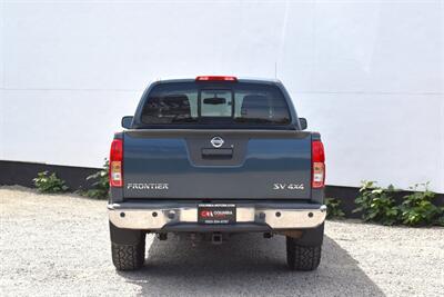 2014 Nissan Frontier SV  4x4 4dr Crew Cab 6.1 ft. SB Pickup 5A! 4.0L V6 Engine! Selectable 4WD System! Back Up Camera! Bluetooth! Tow Hitch! Heated Seats! All Weather Floor Mats! - Photo 4 - Portland, OR 97266