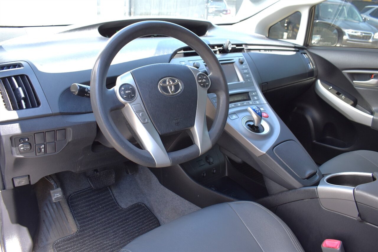 2013 Toyota Prius Two 4dr Hatchback! 51 City MPG! 48 Hwy MPG! EV/ECO/PWR Modes! Back Up Camera! Brake Assist & Smart Stop Technology! Bluetooth! Heated Leather Seats! - Photo 3 - Portland, OR 97266