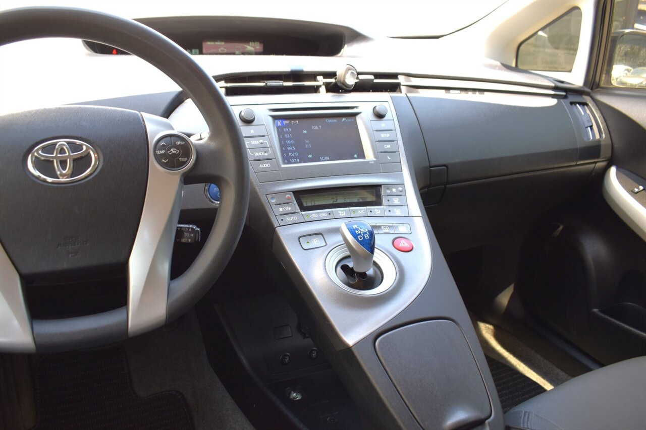 2013 Toyota Prius Two 4dr Hatchback! 51 City MPG! 48 Hwy MPG! EV/ECO/PWR Modes! Back Up Camera! Brake Assist & Smart Stop Technology! Bluetooth! Heated Leather Seats! - Photo 17 - Portland, OR 97266