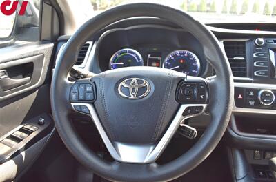 2017 Toyota Highlander Hybrid LE  AWD 4dr SUV 3rd-Row Seats! Toyota Safety Sense P Driver Assist Tech! EV & Eco Modes! Back Up Cam! Bluetooth w/Voice Activation! - Photo 13 - Portland, OR 97266