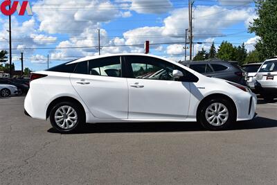 2019 Toyota Prius LE  4dr Hatchback! 54 City MPG! 50 Hwy MPG!  Eco & Power Modes! Lane Assist! Park Assist! Back up Camera! Bluetooth w/Voice Activation! - Photo 7 - Portland, OR 97266