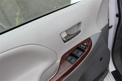 2012 Toyota Sienna XLE 8-Passenger - Photo 11 - Salem, OR 97317