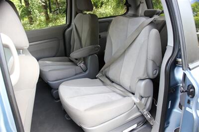 2012 Kia Sedona LX - Photo 13 - Salem, OR 97317