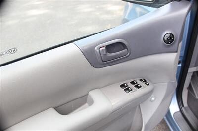 2012 Kia Sedona LX - Photo 11 - Salem, OR 97317
