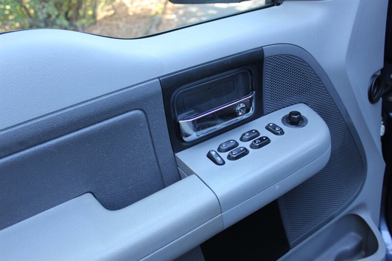 2005 Ford F-150 XLT photo 11