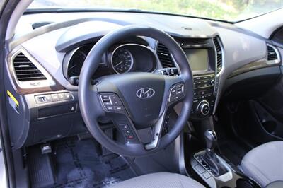 2017 Hyundai Santa Fe SE   - Photo 9 - Salem, OR 97317
