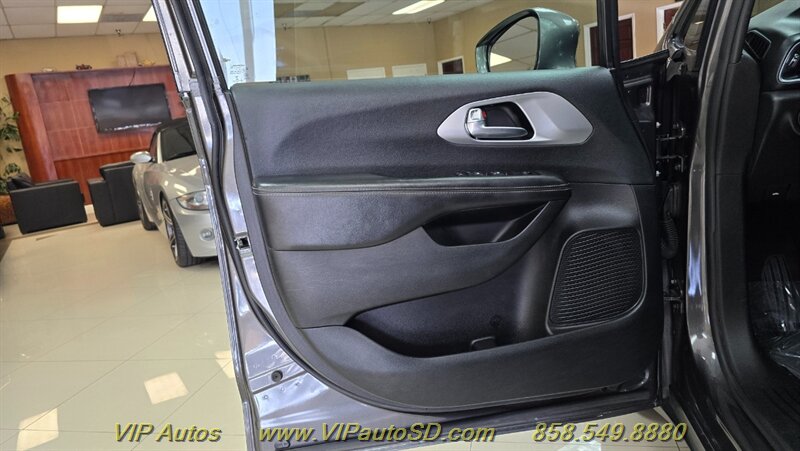 2019 Chrysler Pacifica Touring L - Photo 13 - San Diego, CA 92126