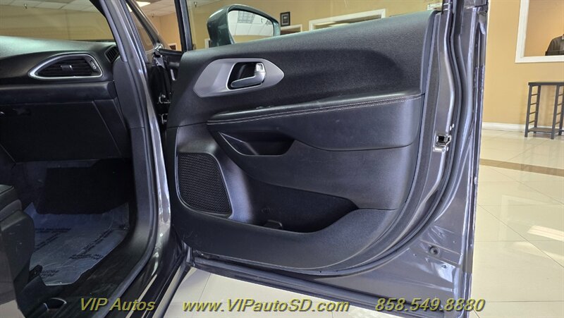 2019 Chrysler Pacifica Touring L - Photo 14 - San Diego, CA 92126