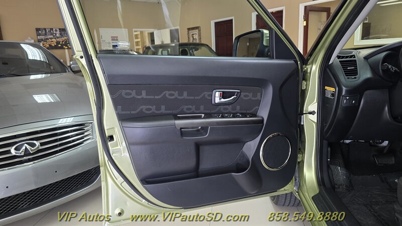 2013 Kia Soul + - Photo 11 - San Diego, CA 92126