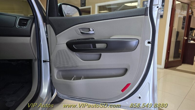 2017 Kia Sedona LX - Photo 12 - San Diego, CA 92126