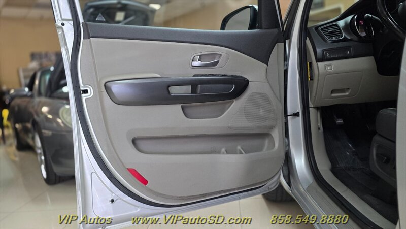2017 Kia Sedona LX - Photo 11 - San Diego, CA 92126