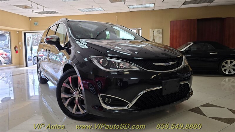 Brilliant Black Crystal Pearl Coat 2019 Chrysler Pacifica Minivan Front-Wheel Drive Automatic
