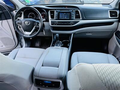2015 Toyota Highlander LE   - Photo 15 - San Diego, CA 92115