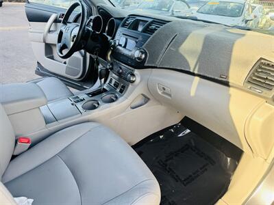 2012 Toyota Highlander SE   - Photo 12 - San Diego, CA 92115