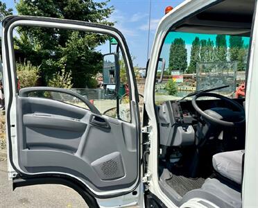 2019 Chevrolet W4500 16' Box w/ Liftgate - Photo 24 - Seattle, WA 98108