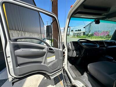 2015 Isuzu NRR 22' Flatbed w/ Liftga Nrr - Photo 28 - Seattle, WA 98108