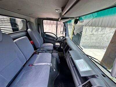 2015 Isuzu NRR 22' Flatbed w/ Liftga Nrr - Photo 15 - Seattle, WA 98108