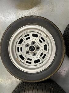 1971 DeTomaso Pantera 1971-1974  Wheels & Tires - Photo 5 - Springfield, OH 45503