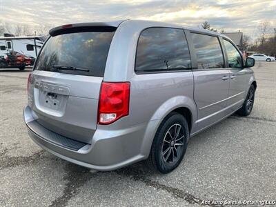 2017 Dodge Grand Caravan SE Plus   - Photo 5 - Salem, IL 62881