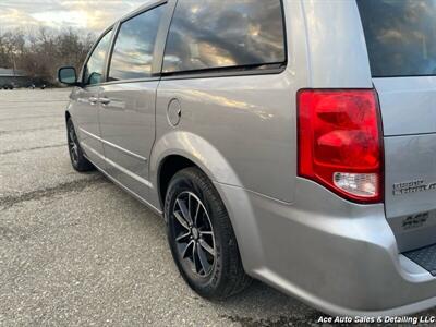 2017 Dodge Grand Caravan SE Plus   - Photo 10 - Salem, IL 62881