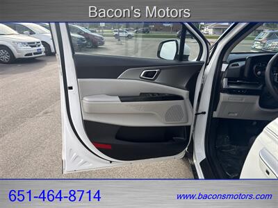 2022 Kia Carnival LX   - Photo 10 - Forest Lake, MN 55025