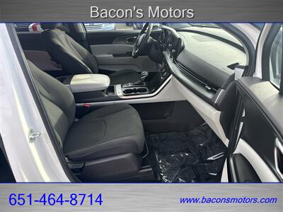 2022 Kia Carnival LX   - Photo 17 - Forest Lake, MN 55025