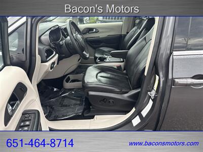 2022 Chrysler Pacifica Touring L - Photo 11 - Forest Lake, MN 55025