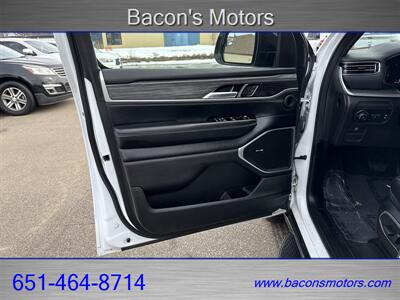 2024 Jeep Wagoneer L Series II   - Photo 14 - Forest Lake, MN 55025