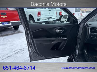 2019 Jeep Cherokee Latitude Plus   - Photo 10 - Forest Lake, MN 55025